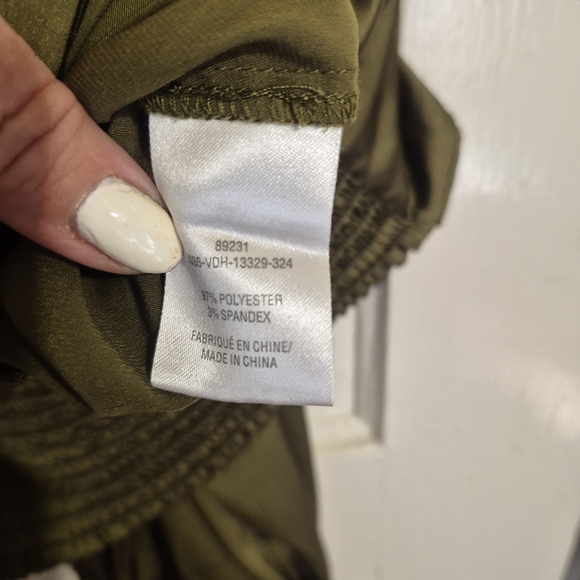 Chic Olive Satan Blouse with Pleated Design By Melanie Lyne Size 16 - Picture 5 of 6